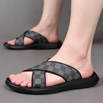 Новые клетчатые тапочки для мужчин 2023, летняя мягкая удобная дышащая пляжная обувь, повседневные трендовые универсальные нескользящие тапочки