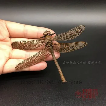 Нежная и милая стрекоза создает старинные бронзовые фигурки, имитирующие антиквариат